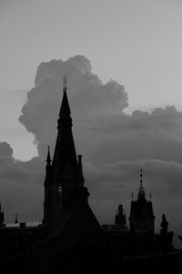 Превью обои здание, башни, силуэты, облака, вечер