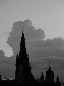 Превью обои здание, башни, силуэты, облака, вечер