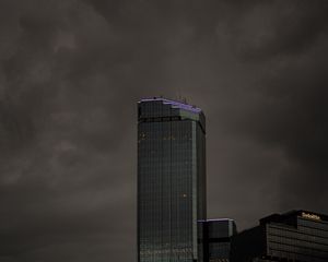 Превью обои здание, башня, архитектура, тучи, серый