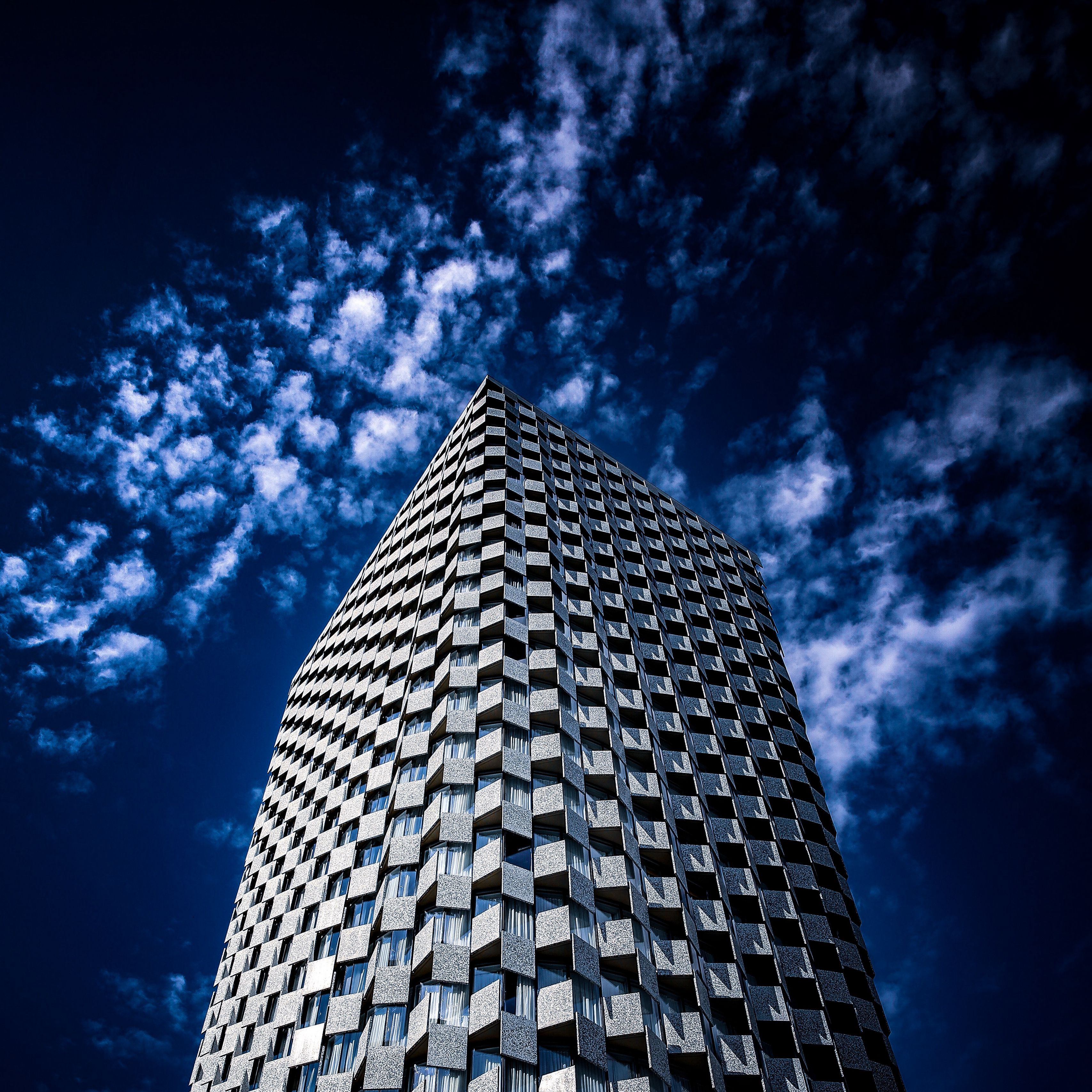 Tower building. Башня Скай Билдинг. Sky Tower Кишинев. Здание с башней. Обои красивые здания.