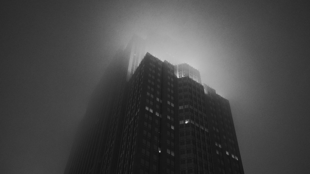 Обои здание, башня, небоскреб, туман, чб