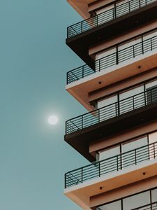 Превью обои здание, фасад, архитектура, луна, ночь