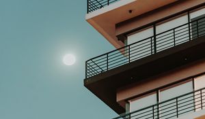 Превью обои здание, фасад, архитектура, луна, ночь
