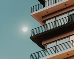 Превью обои здание, фасад, архитектура, луна, ночь