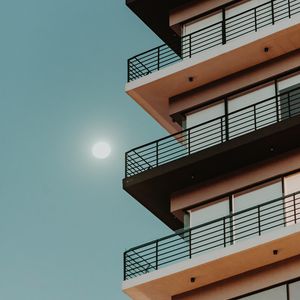 Превью обои здание, фасад, архитектура, луна, ночь