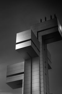 Превью обои здание, фасад, архитектура, вид снизу, черно-белый