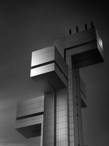 Превью обои здание, фасад, архитектура, вид снизу, черно-белый