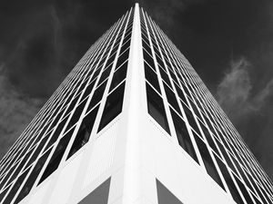 Превью обои здание, фасад, чб, архитектура, угол, симметрия