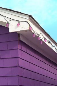 Превью обои здание, фасад, крыша, гирлянда, фиолетовый