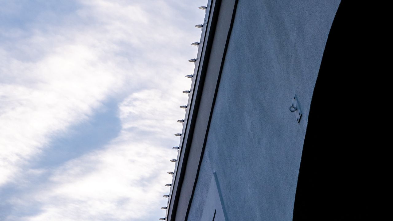 Обои здание, фасад, небо, вид снизу, синий