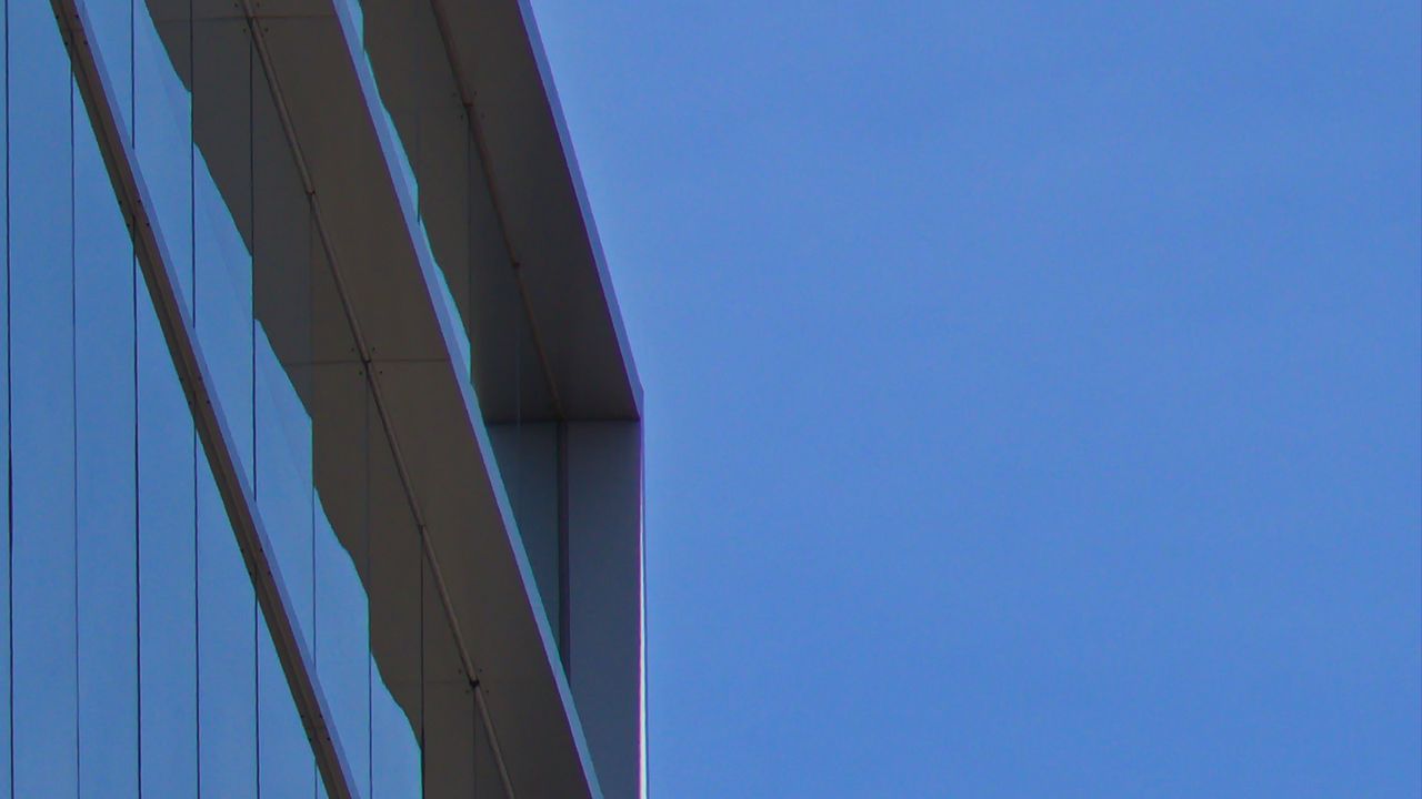 Обои здание, фасад, небо, синий