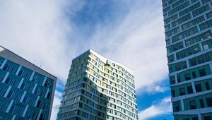 Превью обои здание, фасад, окна, архитектура, тень, небо