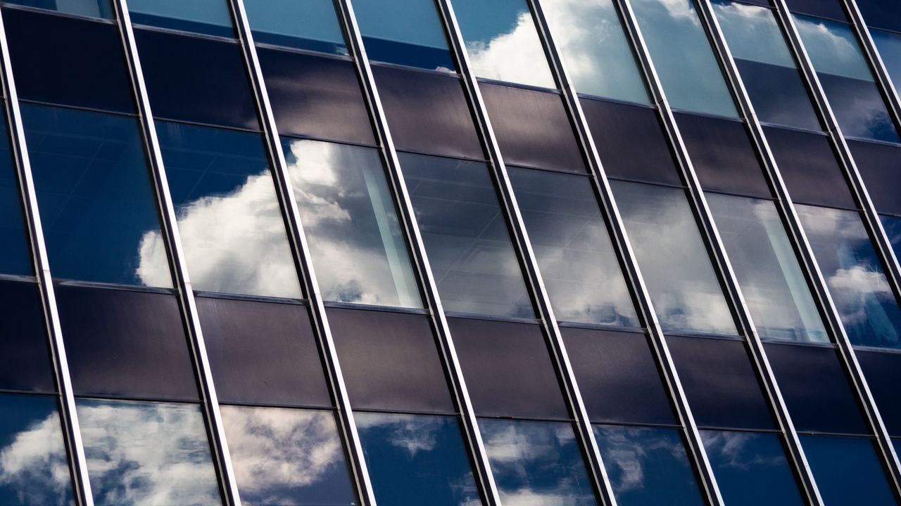 Обои здание, фасад, стекло, отражение, облака