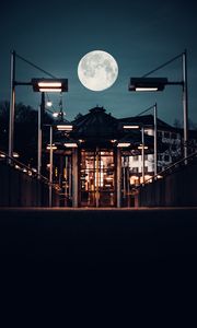 Превью обои здание, фонари, луна, ночь