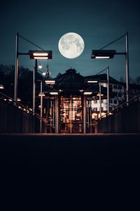 Превью обои здание, фонари, луна, ночь