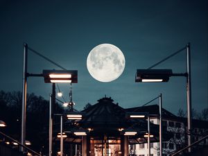 Превью обои здание, фонари, луна, ночь
