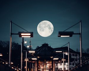 Превью обои здание, фонари, луна, ночь
