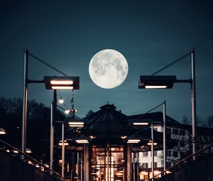 Превью обои здание, фонари, луна, ночь