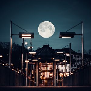 Превью обои здание, фонари, луна, ночь