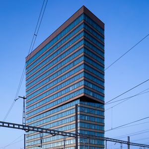 Превью обои здание, город, железная дорога, современный