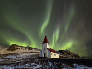 Превью обои здание, горы, северное сияние, ночь