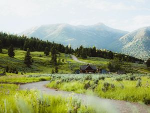 Превью обои здание, холм, тропинка, трава, деревья, леса