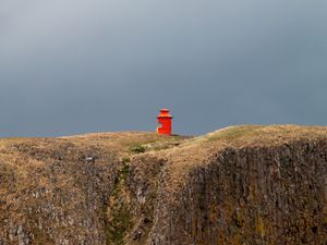 Превью обои здание, красный, гора, скала, обрыв, небо, природа