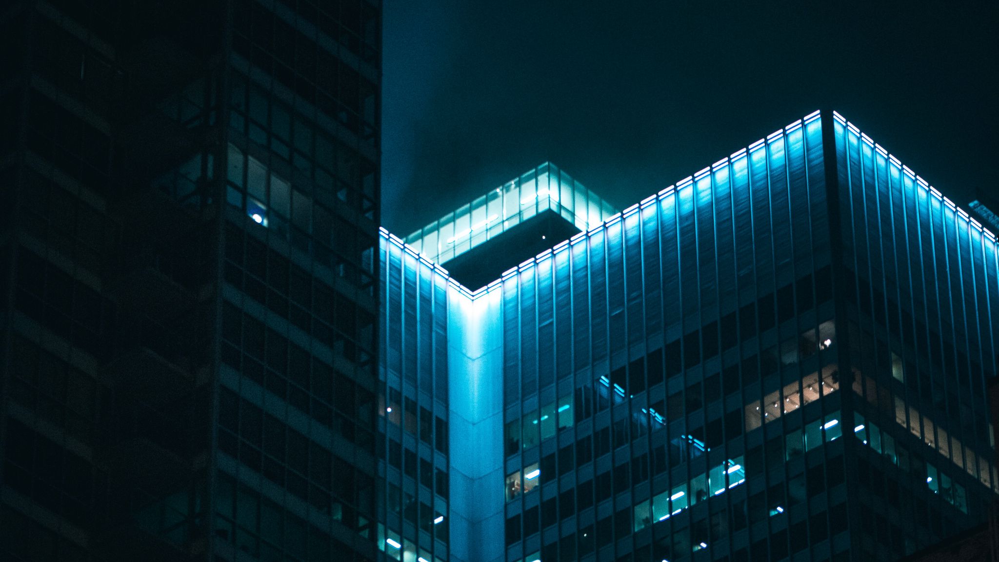 Голубое здание с подсветкой
