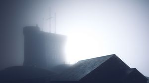 Превью обои здание, крыша, туман, темный