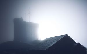 Превью обои здание, крыша, туман, темный