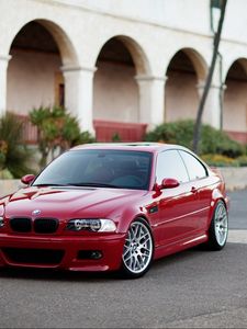 Превью обои здание, купе, красный, e46, bmw, m3, бмв