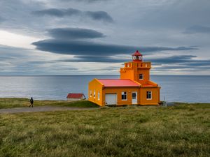 Превью обои здание, маяк, море, трава