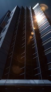 Превью обои здание, небоскреб, архитектура, блики, темный