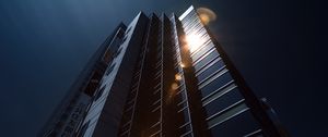Превью обои здание, небоскреб, архитектура, блики, темный