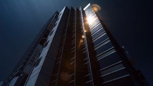 Превью обои здание, небоскреб, архитектура, блики, темный