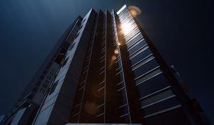 Превью обои здание, небоскреб, архитектура, блики, темный