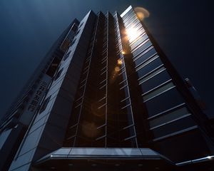 Превью обои здание, небоскреб, архитектура, блики, темный