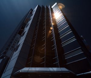 Превью обои здание, небоскреб, архитектура, блики, темный