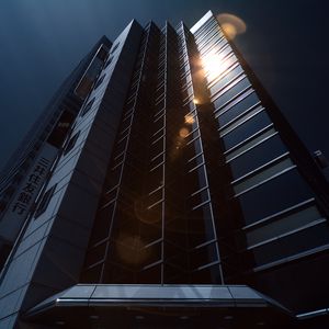 Превью обои здание, небоскреб, архитектура, блики, темный