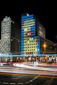 Превью обои здание, огни, дорога, фризлайт, ночь