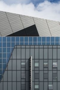 Превью обои здание, окна, архитектура, фасад, небо, город