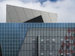 Превью обои здание, окна, архитектура, фасад, небо, город
