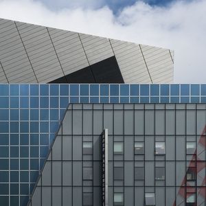 Превью обои здание, окна, архитектура, фасад, небо, город