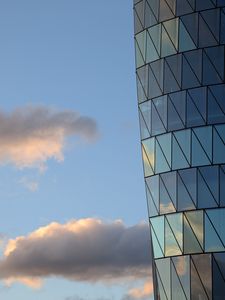 Превью обои здание, окна, отражение, облака, высота