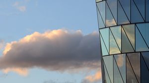 Превью обои здание, окна, отражение, облака, высота
