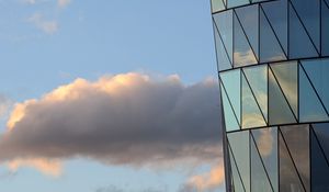 Превью обои здание, окна, отражение, облака, высота