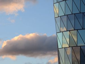 Превью обои здание, окна, отражение, облака, высота