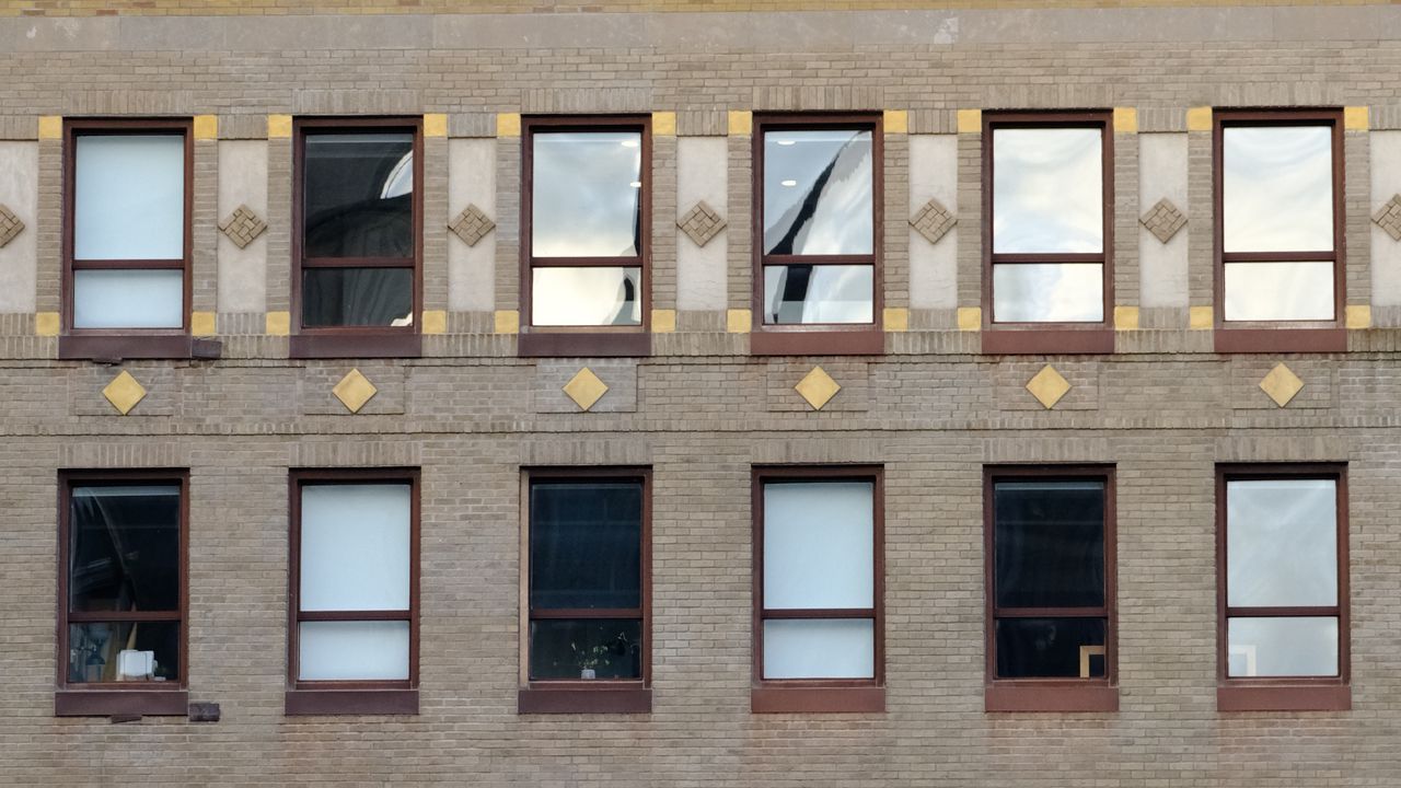 Обои здание, окна, стекла, фасад, архитектура, кирпичи