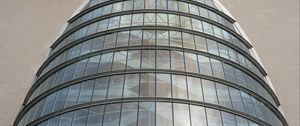 Превью обои здание, окна, стены, облака, город, архитектура