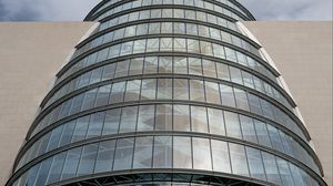 Превью обои здание, окна, стены, облака, город, архитектура